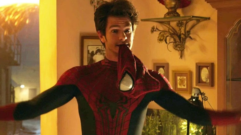 Versiunea Andrew Garfield a Spider-Man, care își ține masca în dinți, în Spider-Man: No Way Home