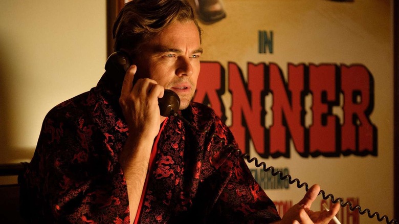 Rick Dalton primește un apel telefonic important odată la Hollywood