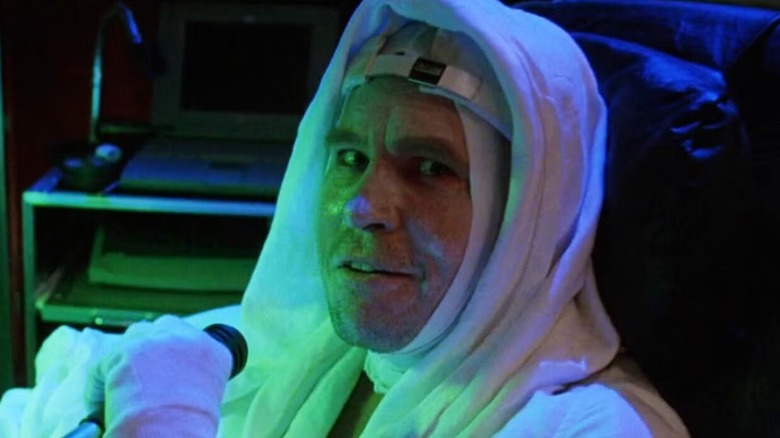 Dr. Montgomery purtând o rochie albă 