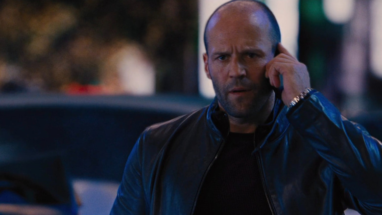 Deckard Shaw vorbind pe un telefon mobil în Fast & Furious 6