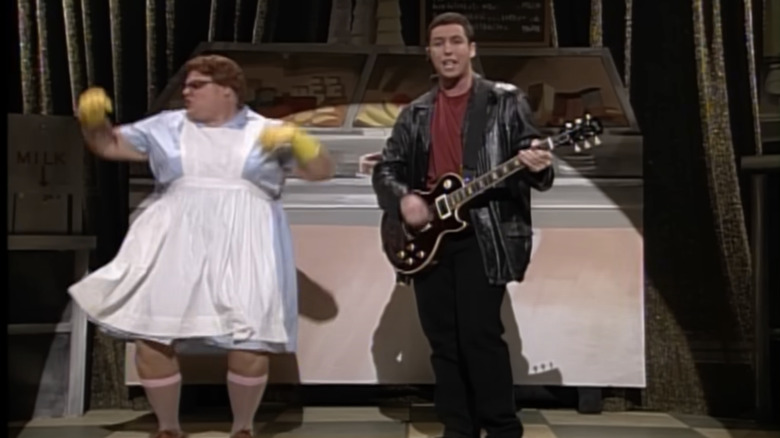 Adam Sandler cântă la chitară de lângă Chris Farley în calitate de doamnă de prânz 