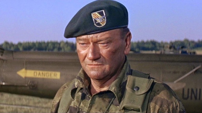 John Wayne scârțâie la fel de tare ca un bărbat poate să se strecoare ca colonelul Mike Kirby în The Green Berets