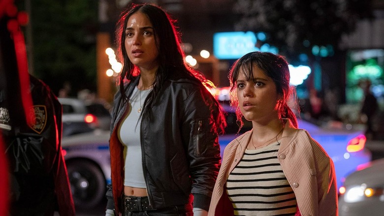 Melissa Barrera și Jenna Ortega arătând încordat ca Sam și Tara Carpenter în Scream VI