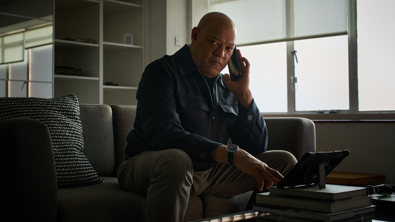 Laurence Fishburne în calitate de operator CIA Henderson efectuând un apel telefonic tensionat în amatori