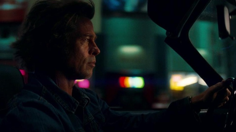 Cliff -ul lui Brad Pitt, care își conduce mașina pe străzile din Los Angeles, în Once Upon A Time, la Hollywood