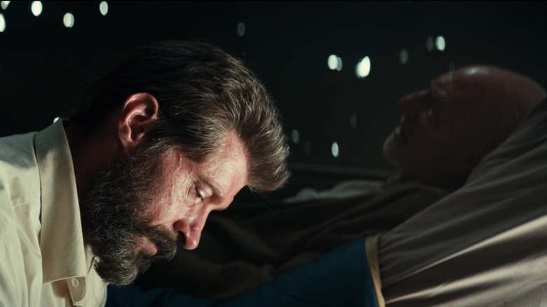 Wolverine a lui Hugh Jackman se uită în prim plan, în timp ce profesorul lui Patrick Stewart, Charles Xavier, se află în fundal în Logan