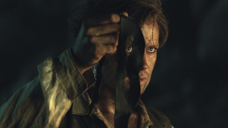 John Reid ținându -și masca de față în Lone Ranger (2013)