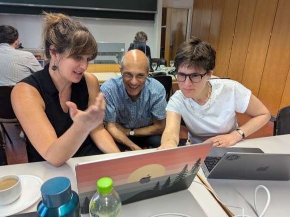 Dezvoltatorul de bază R Martin Mächler care lucrează cu Ella Kaye și Kelly Bodwin într -o zi R Dev