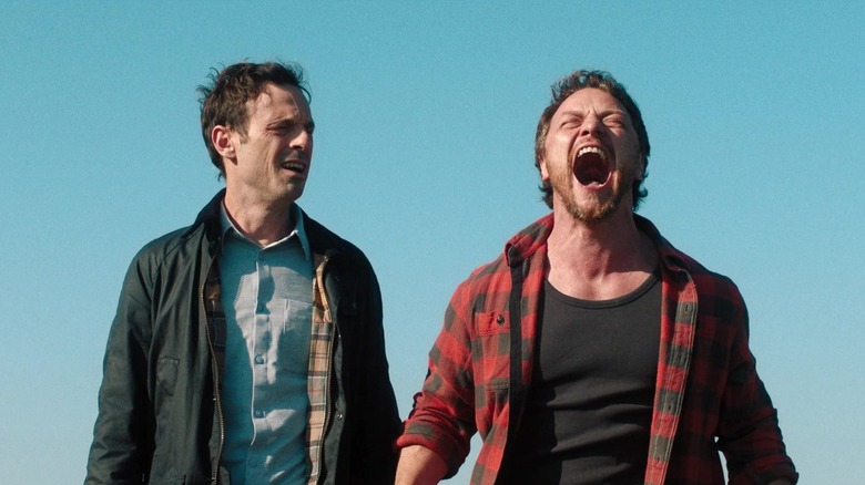 Paddy -ul lui James McAvoy țipă pe un fundal albastru în timp ce Ben Dalton de la Scoot McNairy urmărește în Speak No Evil