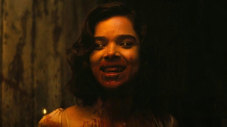 Hailee Steinfeld a lui Mary cu sânge care își scurge pe față în păcătoși
