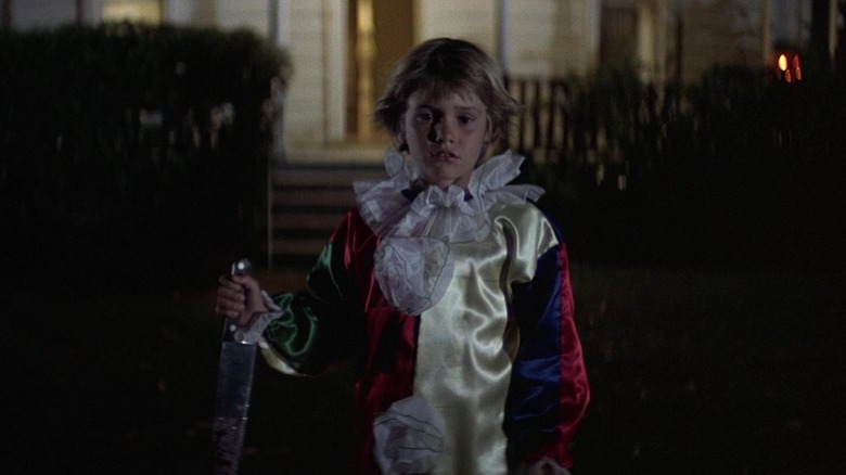 Un tânăr Michael Myers care stătea în curtea din față după ce și -a ucis sora în Halloween (1978) s