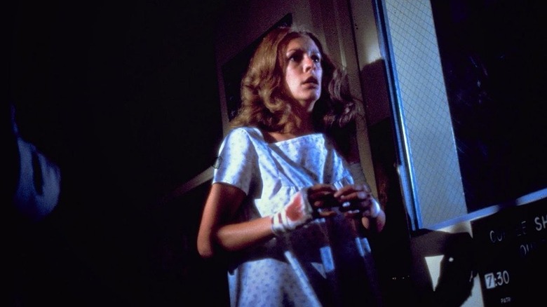 Laurie Strode a lui Jamie Lee Curtis fugind în spital în rochia ei din Halloween II (1981)