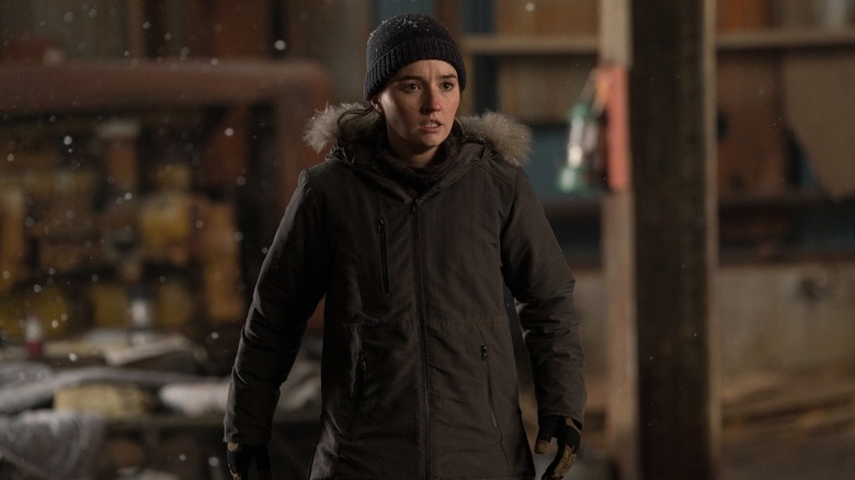 Abby într -o haină și pălărie arătând șocată pe ultimul dintre noi