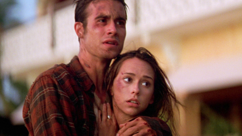 Ray și Julie arătând îngroziți în încă știu ce ai făcut vara trecută