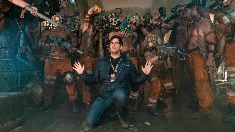 Eli Roth este înconjurat de o mică armată de fiare pe platoul de frontiere