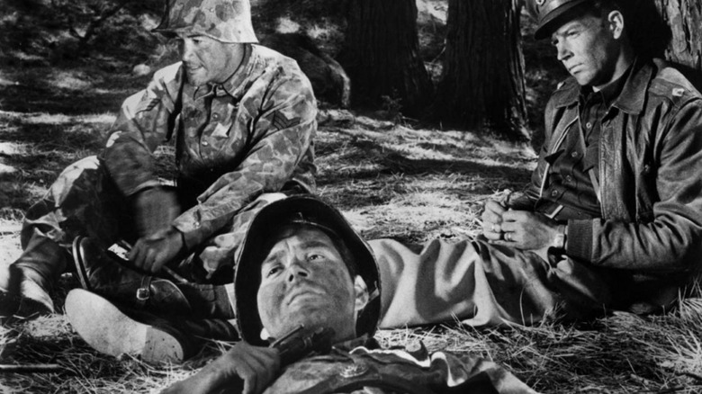 Sergentul, privatul și căpitanul stând în pădure, o scenă din frică și dorință.