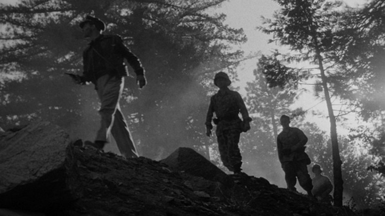 Patru soldați, mergând pe o creastă de frică și dorință