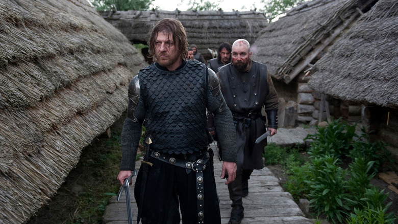 Sean Bean în calitate de Ulric conduce o echipă de soldați printr -un sat medieval în moartea neagră