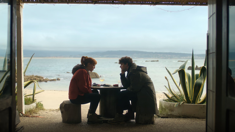 ELMER -ul lui Álvaro Rico stă la o masă vizavi de Violeta lui Catalina Sopelana în grădinar