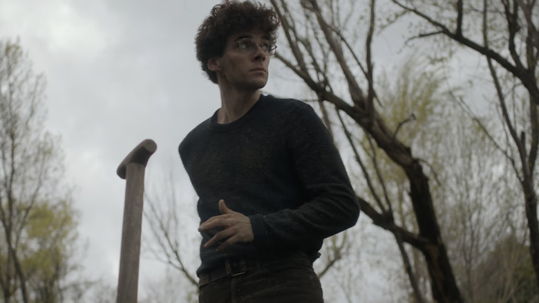 Elmer lui Álvaro Rico privește la distanță în timp ce stă lângă o lopată din grădinar