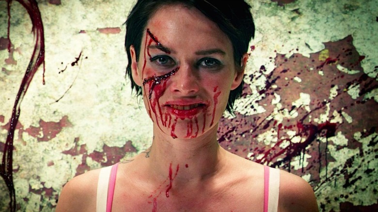 Lena Headey ca Ma-ma stând în fața unui perete acoperit cu sânge în Dredd