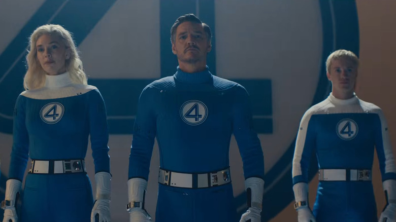 Sue Storm de Vanassa Kirby, Reed Richards a lui Pedro Pascal și Johnny Storm al lui Joseph Quinn, se pregătesc să apară în emisiunea Ted Gilbert în The Fantastic Four: Primii pași