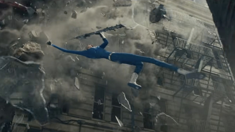 Pedro Pascal în timp ce Reed Richards se întinde în fața unei clădiri care se sfărâmă în Fantastic Four: Primii pași