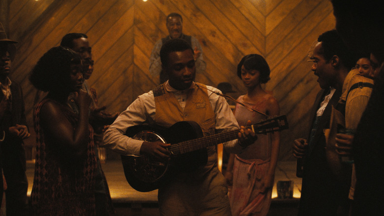 Sammy cântând la chitară la juke articulația