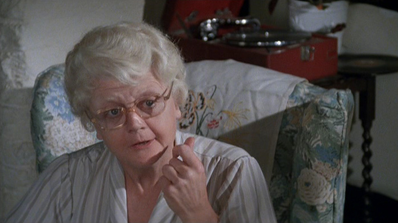 Domnișoară Marple în ochelari, așezată, în oglindă crăpată