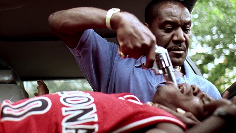 Delroy Lindo, în timp ce Rodney Little aruncă o pistolă pe gâtul lui Mekhi Phifer, în timp ce greva în ceasuri