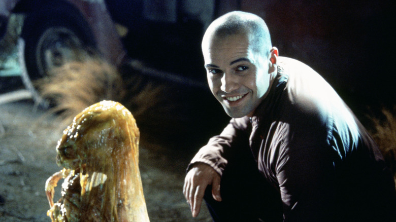 Colectorul lui Billy Zane care ridică morții în afara hotelului în povești de la Crypt: Demon Knight