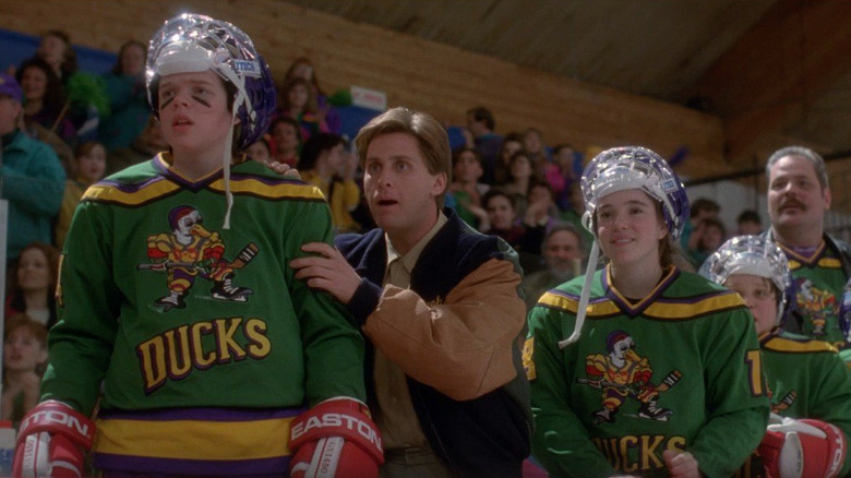 Emilio Estevez în rolul lui Gordon Bombay, privind jocul de hochei în The Mighty Ducks