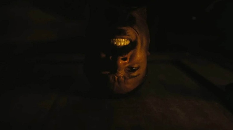 Stack (Michael B. Jordan) bătându -și capul de ușă și zâmbind în păcătoși