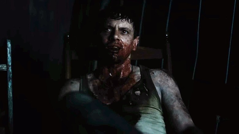 Remmick (Jack O'Connell) acoperit de sânge în păcătoși