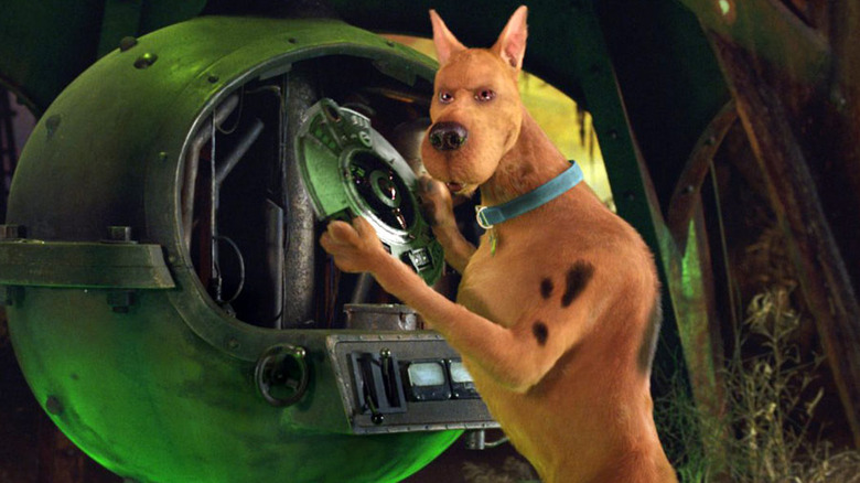 Neil Fanning ca Scooby-Doo care ține un comutator în „Scooby-doo 2: Monștri dezlănțuiți"