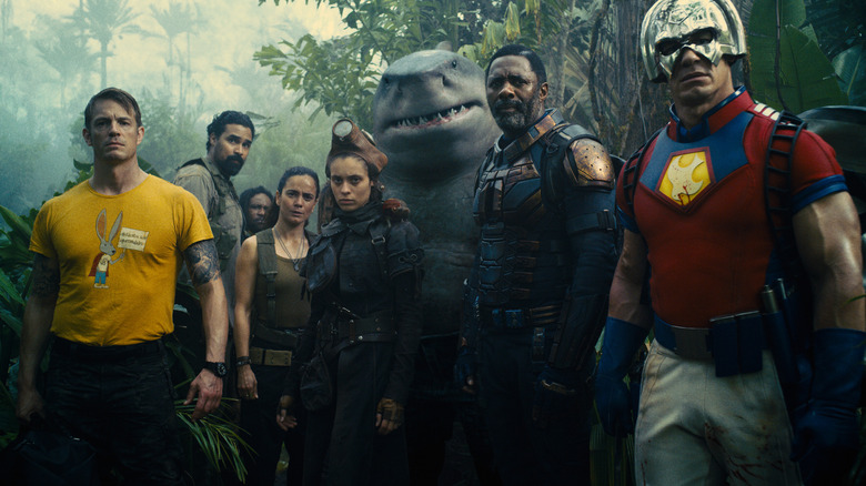 Joel Kinnaman ca Rick Flag, Daniela Melchior ca Ratcatcher 2, Sylvester Stallone în rolul rechinului, Idris Elba ca Bloodsport și John Cena, în timp ce păcătoșul se uită la aparatul foto în "Echipa de sinucidere '