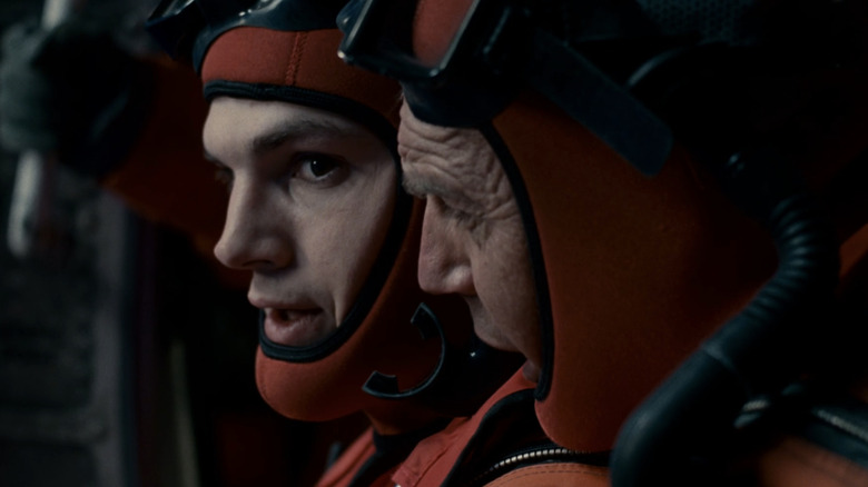 Ben Randall de la Kevin Costner vorbește cu Jake Fischer de la Ashton Kutcher în timp ce se pregătește să sară dintr -un elicopter în The Guardian