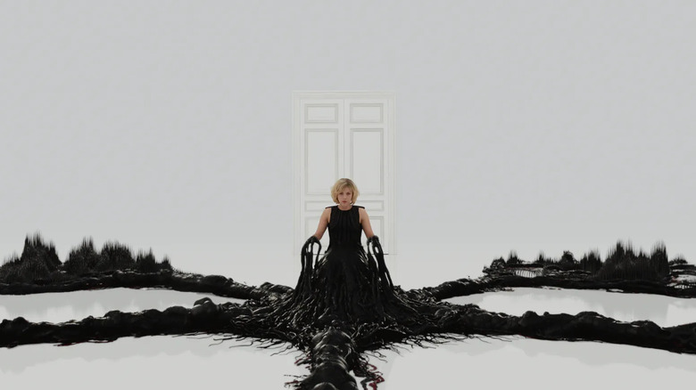 Lucy transformându-se într-o creatură Sci-Fi Tendril în Lucy (2014)