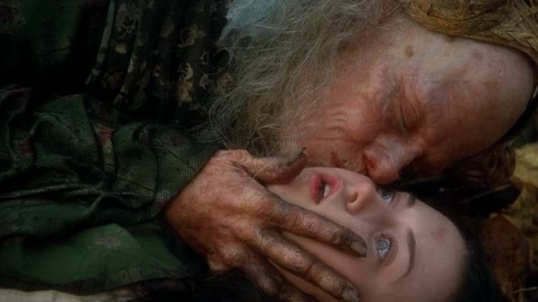 Sigourney Weaver Crone care mângâie Albă ca Zăpada în Albă ca Zăpada: o poveste de teroare