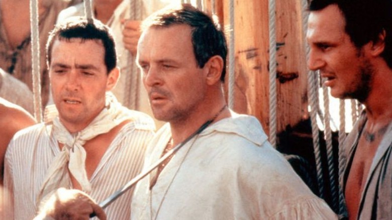 Un foarte tânăr Liam Neeson în timp ce Churchill se uită în timpul mutinului în recompensă