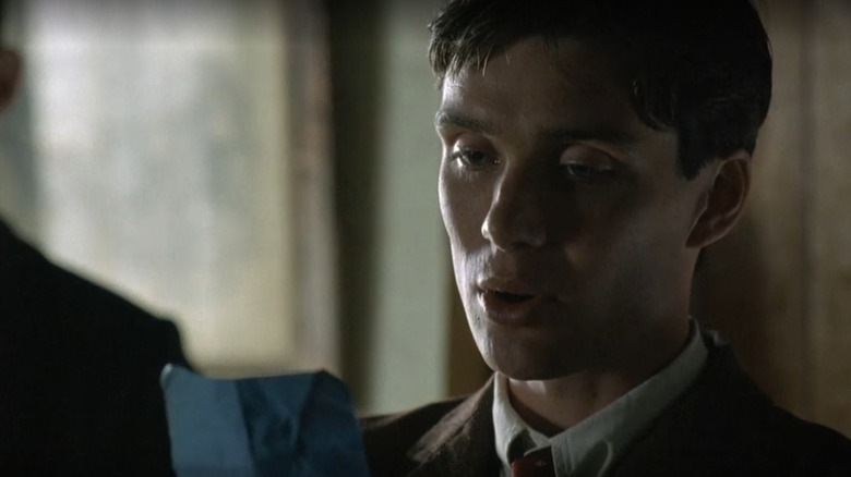 Cillian Murphy în rolul lui Damian O'Donovan citind un jurământ Ira în vânt care agită orzul