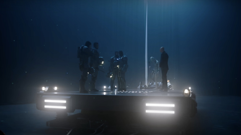 Lex Luthor al lui Nicholas Hoult stă pe o platformă alături de ceea ce arată ca un marțian alb într -un film din spatele scenei de la Superman