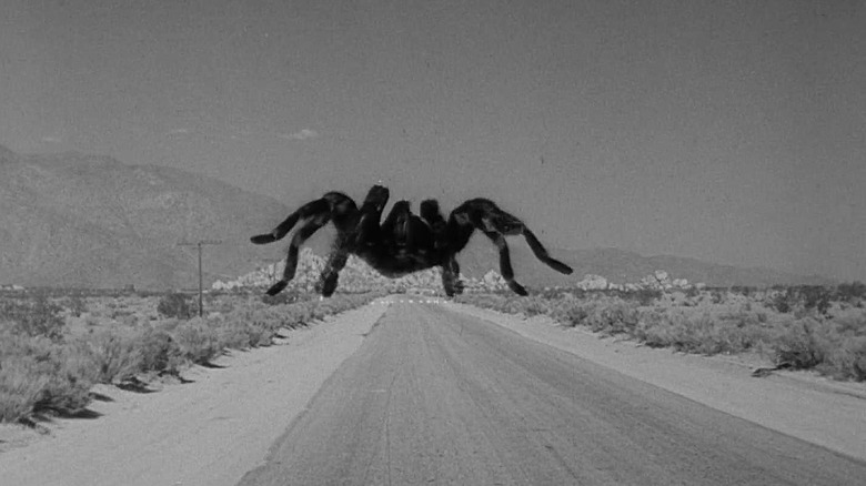 Un Tarantula uriaș pe o autostradă din filmul Tarantula.
