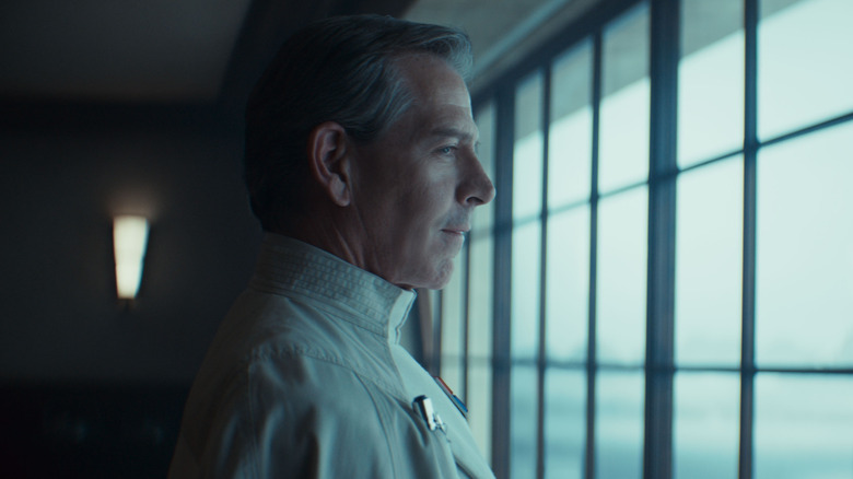 Orson Krennic, regizorul lui Ben Mendelsohn, privind pe fereastra Andor