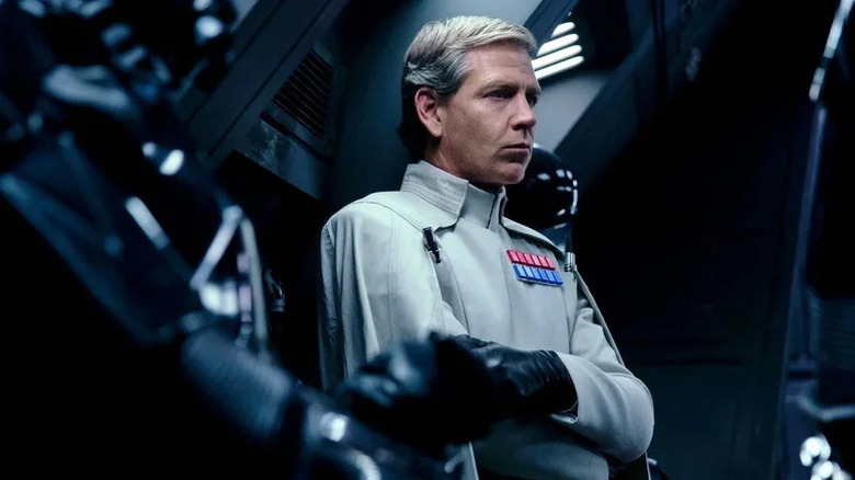 Orson Krennic, regizorul lui Ben Mendelsohn, înconjurat de trupe de moarte în Rogue One: A Star Wars Story