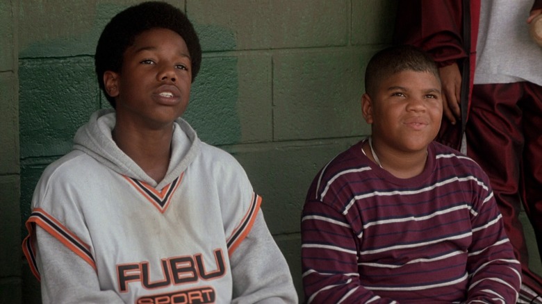 Michael B. Jordan în timp ce Jamal vorbește cu ceilalți copii de la echipa de baseball din Hardball