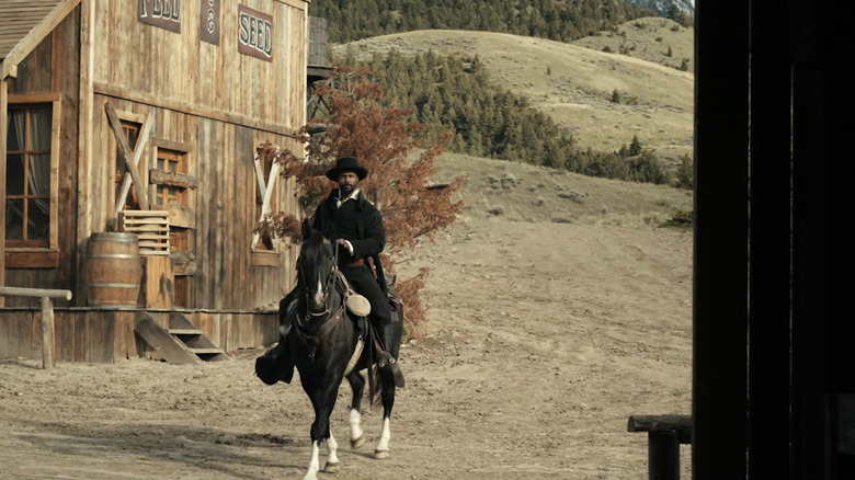 Cicero -ul lui Isaia Mustafa călărește un cal în Muder la Yellowstone City