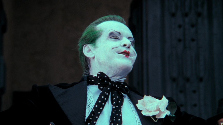 Jokerul lui Jack Nicholson se uită în timp ce zâmbea în Batman