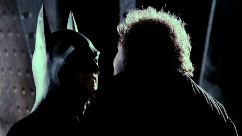 Batmanul lui Michael Keaton ține un tâlhar aproape de fața lui în Batman