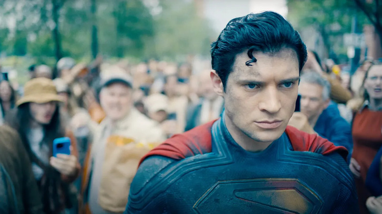 David Corenswet în calitate de Superman este inundat de întrebările unei gloate în Superman
